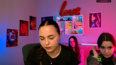 Laure online show from March 25, 4:32 pm