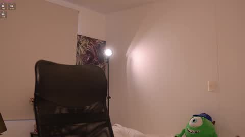 Snapshot of laurita_4 chatting on February 24, 1:19 pm laurita_4 online show from February 24, 1:19 pm