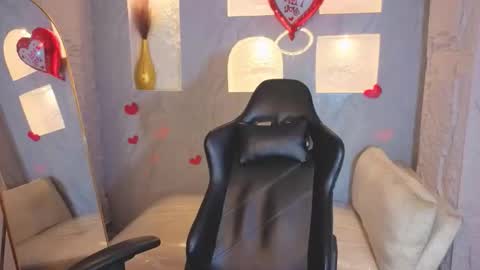 Laurita  online show from March 12, 8:00 pm