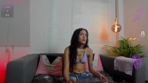 Layla online show from December 7, 2:31 am