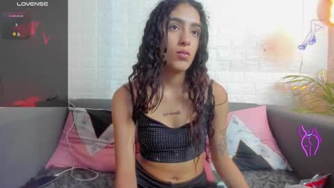 Layla online show from December 10, 1:43 am