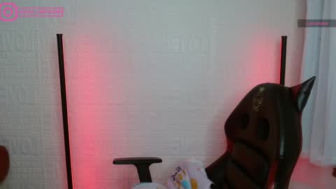 Layla online show from December 18, 2:06 pm