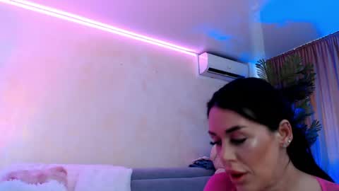 laylacruz online show from April 11, 7:45 am