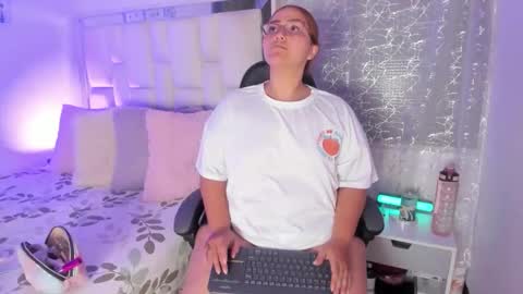 Leah  online show from May 17, 2:22 am