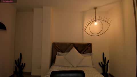 leahnovac online show from December 18, 11:15 am