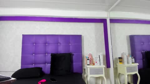 leamoreau__ online show from October 15, 12:19 pm