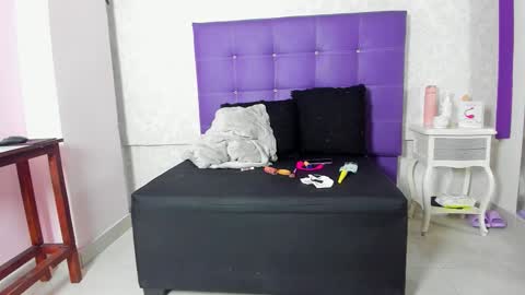 leamoreau__ online show from November 11, 11:29 am