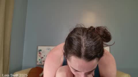 Leia Swift online show from November 23, 10:00 pm