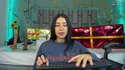 Snapshot of leiawong chatting on December 19, 5:51 am Leia online show from December 19, 5:51 am