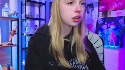 Leila online show from December 5, 4:19 pm