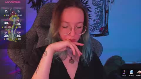 leona online show from December 9, 8:33 pm