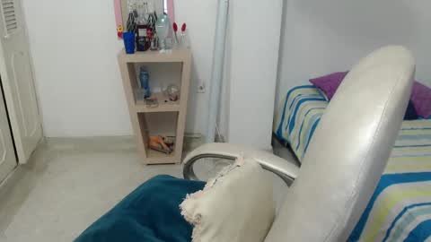 leonela   online show from May 20, 1:57 am