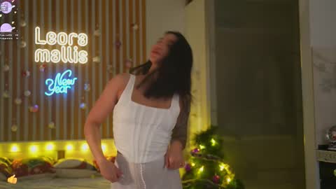 Leora online show from December 22, 6:11 pm