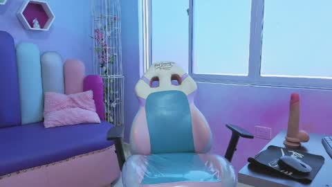 Lesly Palmer  online show from April 8, 8:00 pm