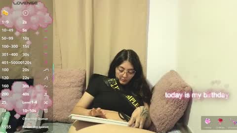 lessliee online show from May 15, 7:33 am