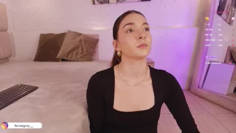 Snapshot of lexiee_grey_ chatting on March 5, 12:44 pm Lexie online show from March 5, 12:44 pm