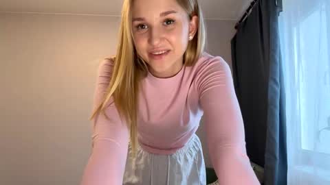 Mia online show from November 16, 11:32 am