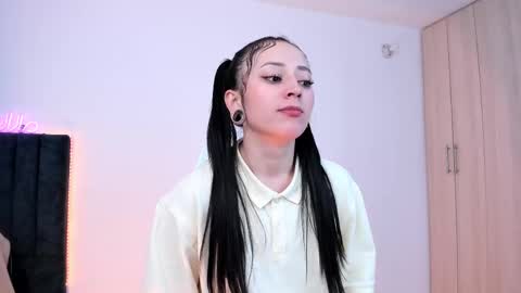 Snapshot of lia_queen610 chatting on February 20, 8:25 pm Little Queen Lia online show from February 20, 8:25 pm