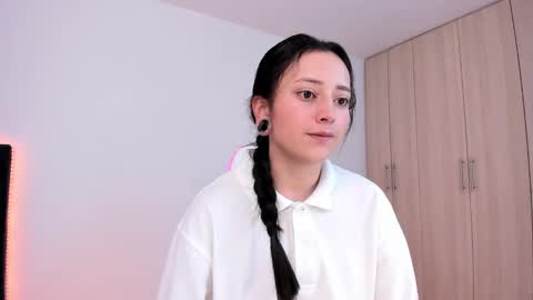 Snapshot of lia_queen610 chatting on March 1, 9:59 pm Little Queen Lia online show from March 1, 9:59 pm