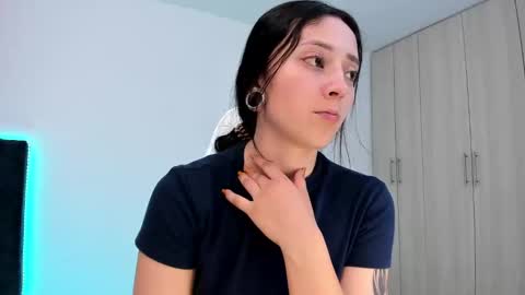 Snapshot of lia_queen610 chatting on March 7, 10:54 pm Little Queen Lia online show from March 7, 10:54 pm