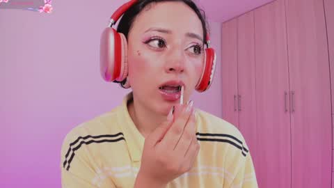 Snapshot of lia_queen610 chatting on February 8, 8:53 pm Little Queen Lia online show from February 8, 8:53 pm