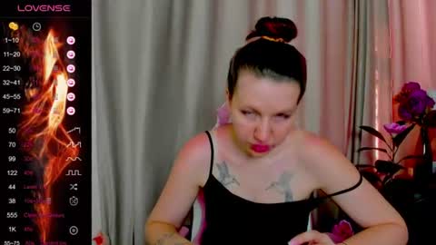lianawow_ online show from July 3, 2:06 am