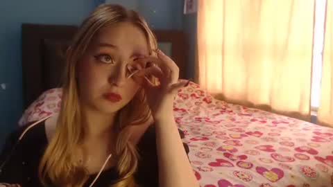 Lia Roberts online show from December 2, 12:40 pm