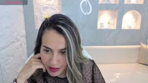 Snapshot of liat_white_tx chatting on September 13, 1:19 pm Online 800 to 1400 online show from September 13, 1:19 pm