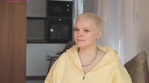 likaaberry online show from April 13, 5:03 pm