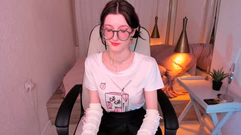 Snapshot of lil_melanie_ chatting on January 18, 2:23 pm Melanie Follow me online show from January 18, 2:23 pm