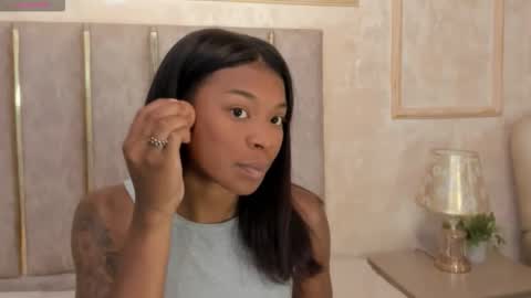 lila bailey  online show from December 13, 7:53 pm