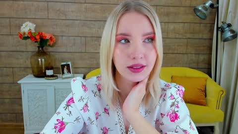 LiliLinn online show from December 6, 5:20 am