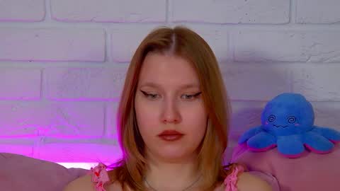 LiliLinn online show from May 16, 8:17 am