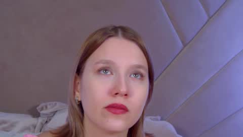 LiliLinn online show from December 1, 5:00 am