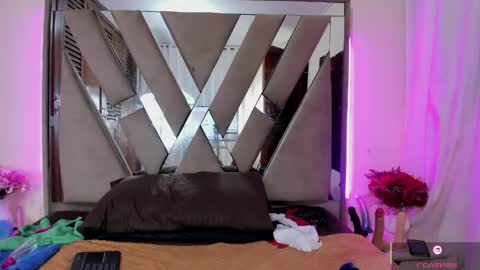 liliINDEPENDENT MODEL online show from May 7, 11:30 pm