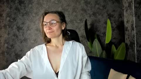 lillian_white1 online show from October 19, 12:12 am