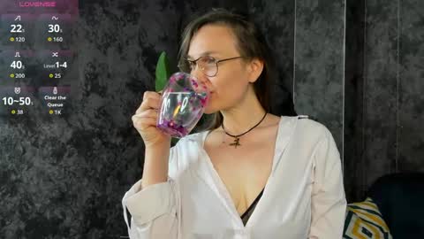 lillian_white1 online show from May 13, 1:11 am