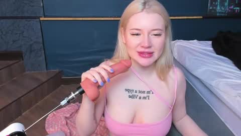 lillie_berry online show from April 5, 5:06 am
