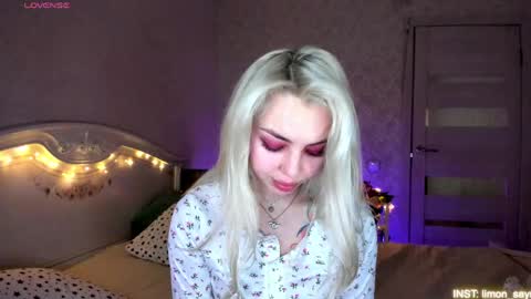 LilliMoore online show from May 22, 12:30 am