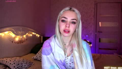 LilliMoore online show from May 15, 12:05 am