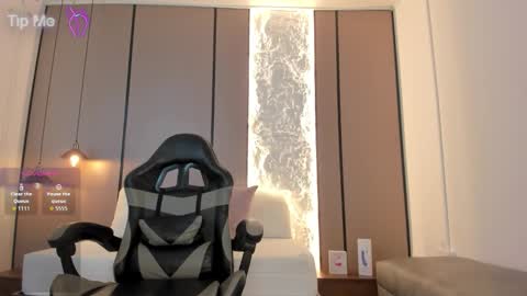 L I L L Y online show from February 12, 7:59 pm