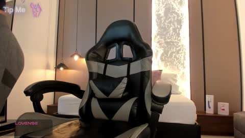 L I L L Y online show from January 14, 12:10 pm