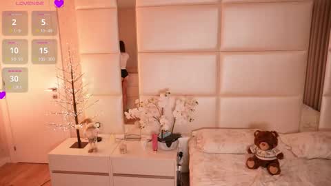 Lilly Colins online show from January 8, 7:29 pm