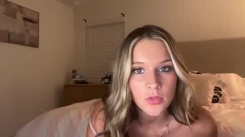 lilysummers21208 online show from April 10, 1:33 am