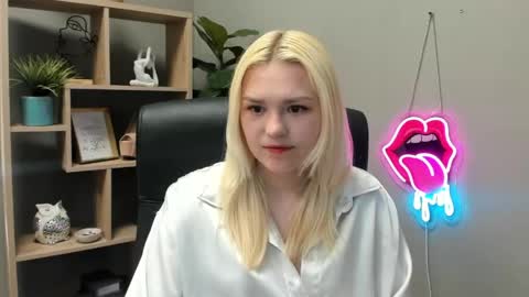 Lily online show from May 19, 2:02 pm