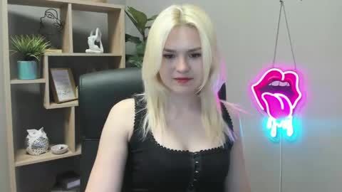 Lily online show from May 8, 7:33 am