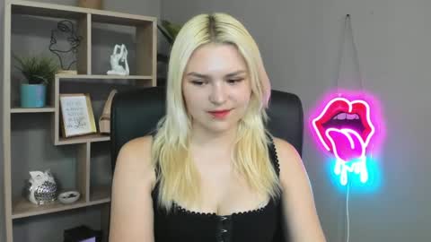 Lily online show from May 24, 1:32 pm