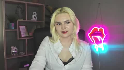 Lily online show from May 5, 3:15 pm