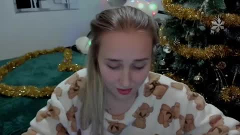 Lina online show from December 25, 9:00 pm