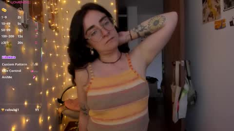 Giggles  online show from November 5, 10:26 pm